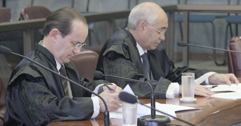 O Conselheiro relator, Hamilton Coelho, e o Conselheiro Mauri Torres, durante sessão da Primeira Câmara